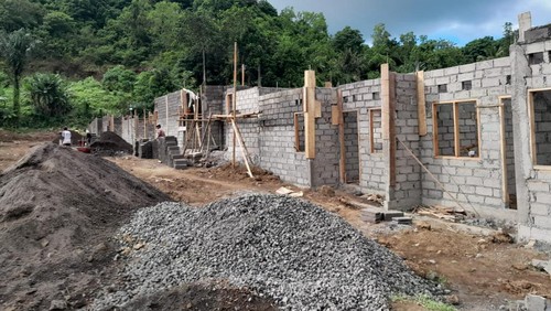 Proses pembangunan Rumah Deret Gratis untuk KK Miskin di Desa Sulang Klungkung, Sabtu (10/6/2023).