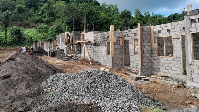 Proses pembangunan Rumah Deret Gratis untuk KK Miskin di Desa Sulang Klungkung, Sabtu (10/6/2023).