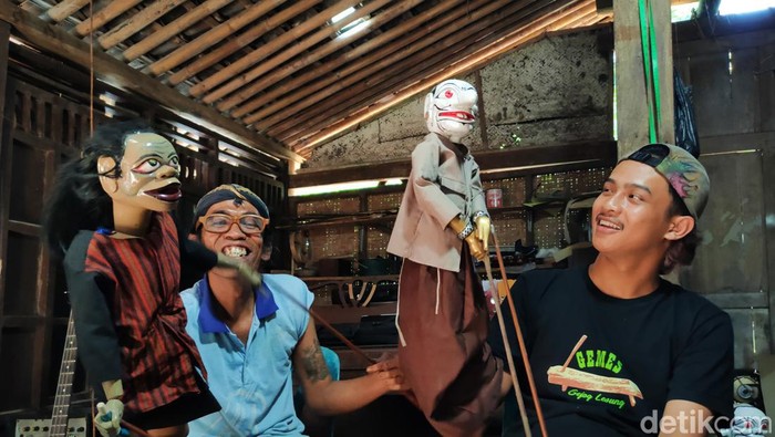 Proses pembuatan Wayang Golek Kontemporer di Kulon Progo, DIY, Sabtu (10/6/2023).