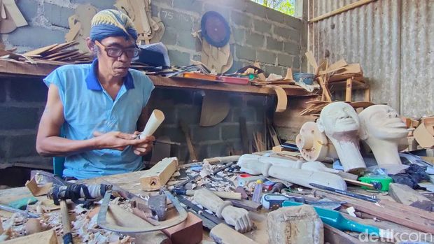 Proses pembuatan Wayang Golek Kontemporer di Kulon Progo, DIY, Sabtu (10/6/2023).
