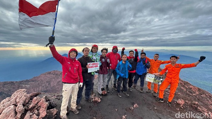 Foto para pendaki sampai di puncak Gunung Kerinci, Jambi yang dikenal dengan atap Sumatera dengan ketinggian 3805 mdpl.