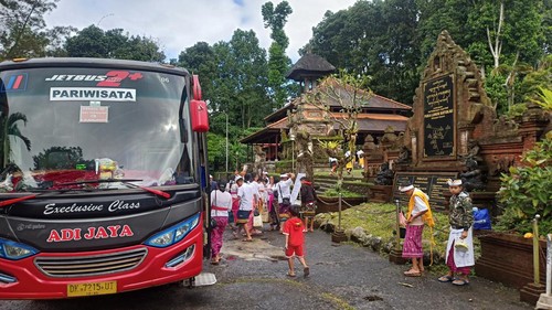 Rombongan siswa yang bertirta yatra di Pura Luhur Batukau di Desa Wangaya Gede, Kecamatan Penebel, Sabtu (10/6/2023). (chairul amri simabur/detikBali)