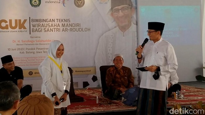 Sandiaga pesan baju koko.