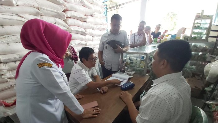 Satgassus Polri memantau distribusi pupuk dan bantuan alat pertaniaan di Karanganyar.