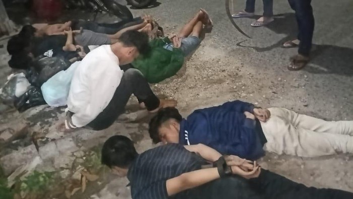 Sejumlah remaja yang diamankan diduga terlibat tawuran antargangster di Surabaya.