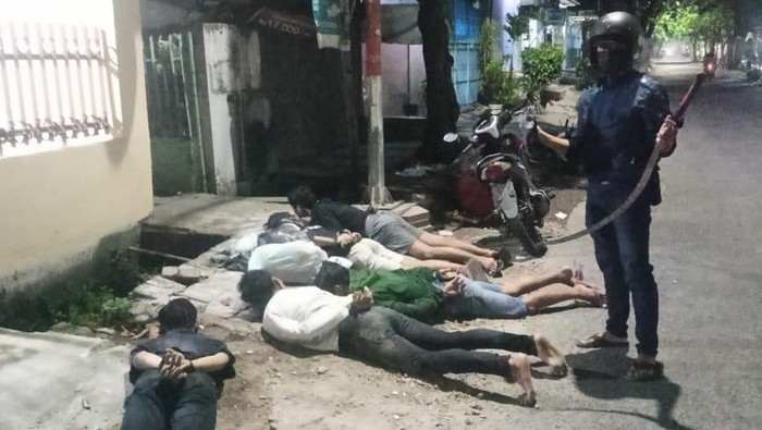 Sejumlah remaja yang diamankan diduga terlibat tawuran antargangster di Surabaya.