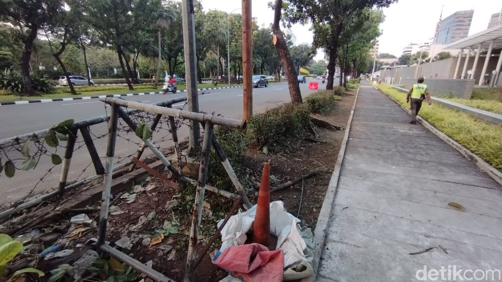 Sekuriti Kedubes AS aktif berjaga di trotoar yang baru dibuka, 10 Juni 2023. (Brigitta Belia Permata Sari/detikcom)