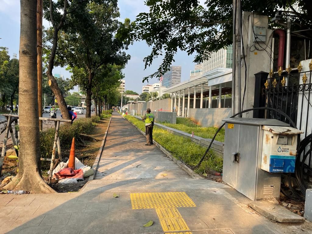 Sekuriti Kedubes AS Jakarta berjaga di trotoar yang baru dibuka, 10 Juni 2023. (Sumber foto: Dinas Bina Marga DKI)