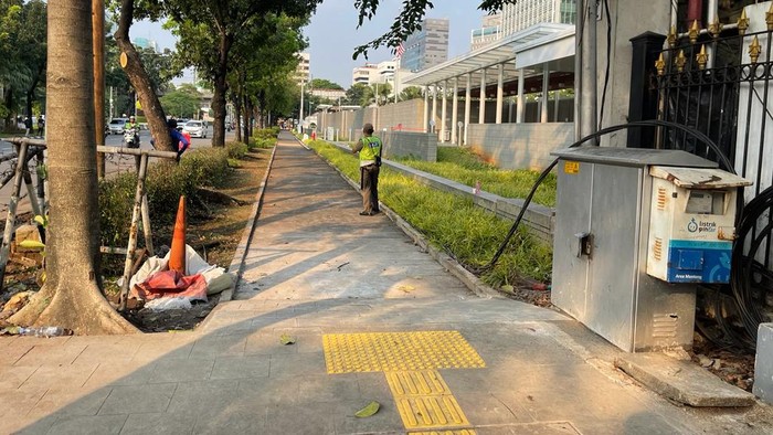 Sekuriti Kedubes AS Jakarta berjaga di trotoar yang baru dibuka, 10 Juni 2023. (Sumber foto: Dinas Bina Marga DKI)