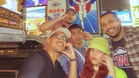 Begini keseruan mereka saat mengunjungi Glico Man yang ikonik di Osaka. Mereka tak lewatkan momen foto bersama. Foto: Instagram tasyafarasya