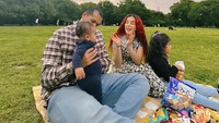 Salah satu agenda wisata mereka adalah piknik di lapangan hijau. Berbagai snack kemasan sudah dibawa untuk melengkapi momen seru itu. Foto: Instagram tasyafarasya