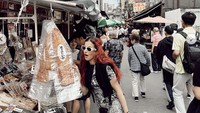 Mampir ke Pasar Ikan Tsukiji, Tasya tertarik membeli camilan seafood kering. Fish market tapi wanginya menggiurkan yummy!! kata Tasya di keterangan foto. Foto: Instagram tasyafarasya