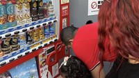 Terkenal sebagai rumah vending machine, Tasya juga mengunjungi mesin otomatis penjual minuman ini di Jepang. Anaknya yang kerap disapa Ayang ini tampak sangat semangat. Foto: Instagram tasyafarasya