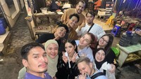 Mengunjungi Surabaya, Tasya dan timnya tak lewatkan momen makan bersama. Apa ya menu pilihan mereka? Foto: Instagram tasyafarasya