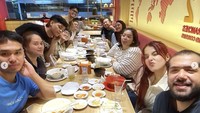 With the fam, tulis Tasya di keterangan foto. Mereka tampak kekenyangan sehabis menyantap ramen dan aneka pelengkapnya. Foto: Instagram tasyafarasya