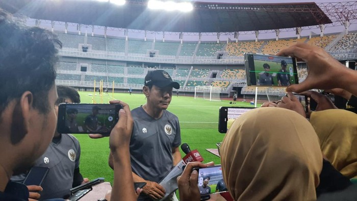 Timnas Indonesia latihan di Stadion Gelora Bung Tomo (GBT). Latihan dipimpin langsung Pelatih Timnas, Shin Tae-yong (STY).