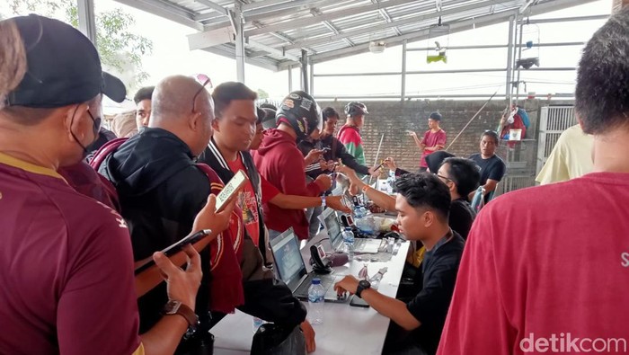 Suporter PSM memadati lokasi penukaran tiket jelang laga PSM Makassar Vs Bali United.