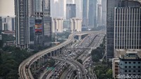 LRT Jabodebek melintas di kawasan jalan Gatot Subroto, Rabu (7/6/2023). 