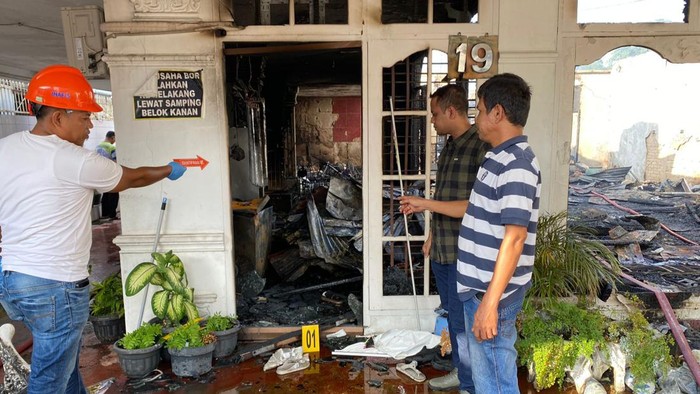 Toko oleh-oleh Ameena yang terbakar di Pekanbaru, Riau. (Dok Polresta Pekanbaru)