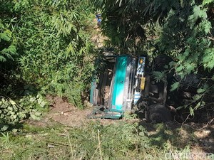 Ditinggal Sopir, Truk Tronton Tiba-tiba Mundur Masuk ke Jurang