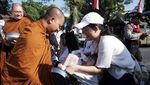 Umat Buddha Gelar Tradisi Pindapata di Solo