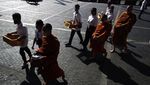 Umat Buddha Gelar Tradisi Pindapata di Solo