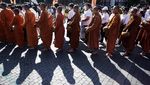 Umat Buddha Gelar Tradisi Pindapata di Solo