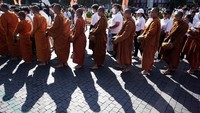 Umat Buddha menggelar tradisi Pindapata di Kota Solo, Sabtu (10/6/2023). Tradisi ini digelar dalam rangka Perayaan Bersama Trisuci Waisak 2567 TB/2023 di Kota Solo.