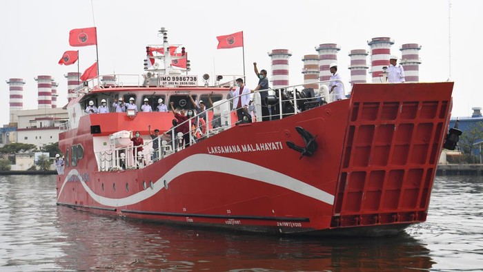 Ketua Umum PDIP, Megawati Soekarnoputri, resmi melepas Kapal Rumah Sakit Apung Laksamana Malahayati. Kapal tersebut akan berlayar menuju Lampung, Riau hingga Aceh.