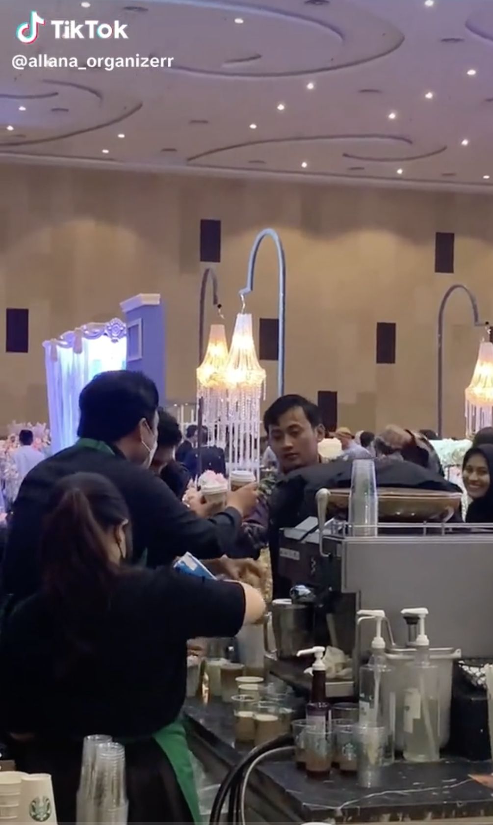Viral! 5 Pesta Nikah Mewah dengan Menu Starbucks hingga Sushi Tei