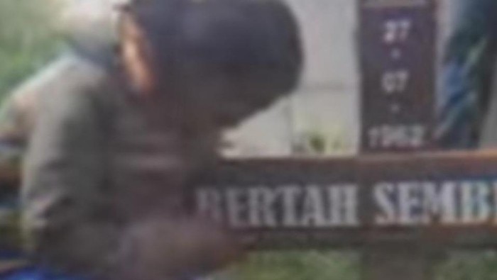 Viral, keluarga mengantarkan surat panggilan polisi ke makam. (Foto: Istimewa)