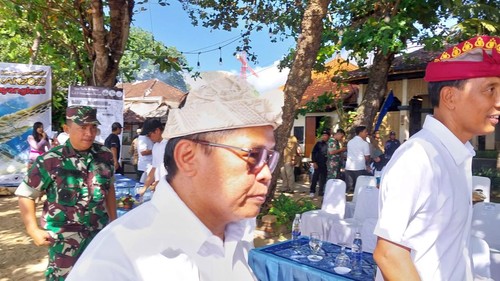 Wakil Menteri LHK Alue Dohong di Pantai Sindu, Denpasar, Sabtu (10/6/2023). (Rizki Setyo Samudero)