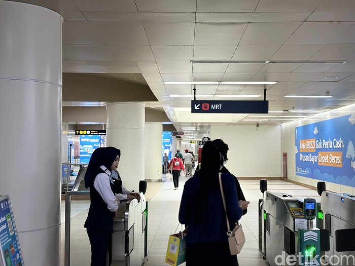 6 Foto Warga DKI Masih Nyaman Pakai Masker di MRT Meski Aturan Dicopot