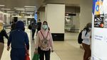 6 Foto Warga DKI Masih Nyaman Pakai Masker di MRT Meski Aturan Dicopot