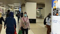 Salah satunya Wulan (23), yang mengaku lebih nyaman memakai masker saat menaiki transportasi umum meski mengetahui aturannya telah dilonggarkan. Sudah tahu kalau boleh nggak pakai masker, masi pakai karena sudah jadi kebiasaan sih, terangnya saat ditemui detikcom, Minggu (11/6/2023). (Foto: detikhealth/ Khadijah Nur Azizah)