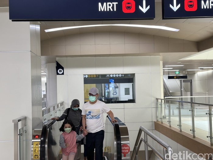 6 Foto Warga DKI Masih Nyaman Pakai Masker di MRT Meski Aturan Dicopot