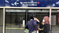 Pemerintah resmi mencabut kewajiban penggunaan masker di transportasi umum, termasuk MRT. (Foto: detikhealth/ Khadijah Nur Azizah)