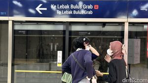 6 Foto Warga DKI Masih Nyaman Pakai Masker di MRT Meski Aturan Dicopot