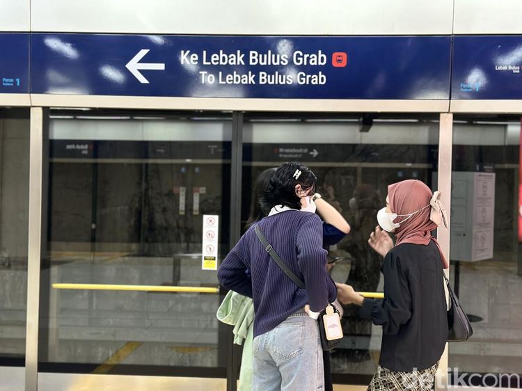 6 Foto Warga DKI Masih Nyaman Pakai Masker di MRT Meski Aturan Dicopot