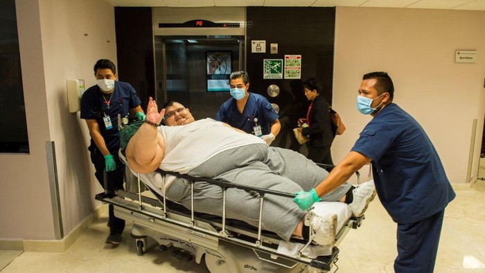 Mexican 32-year-old Juan Pedro Franco, who weighs almost 500 kilograms (1100 pounds) arrives at the hospital in Guadalajara, Mexico on May 05, 2017.
Franco who used to be the most obese man in the world, four months ago underwent a treatment and managed to lose 170 kg. On a second stage he undergoes a surgery on May 09, 2017.   / AFP PHOTO / Hector Guerrero        (Photo credit should read HECTOR GUERRERO/AFP via Getty Images)