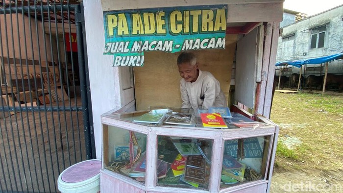 Abah Ade penjual buku di Bandung.