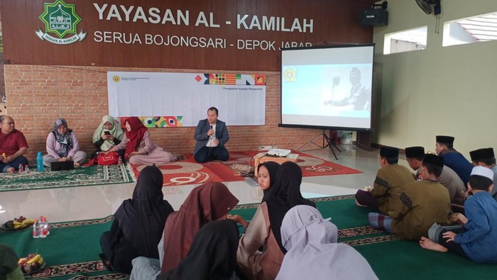 Sekelompok dosen Ilmu Komunikasi FISIP UPN Veteran Jakarta melakukan pengabdian kepada masyarakat. Kegiatan diisi dengan edukasi pentingnya public speaking bagi santri.