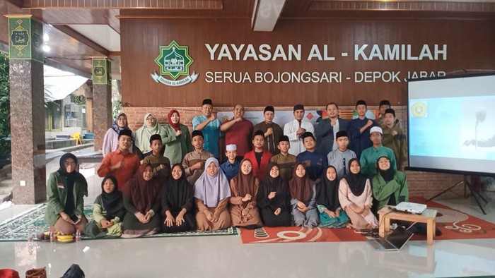 Sekelompok dosen Ilmu Komunikasi FISIP UPN Veteran Jakarta melakukan pengabdian kepada masyarakat. Kegiatan diisi dengan edukasi pentingnya public speaking bagi santri.