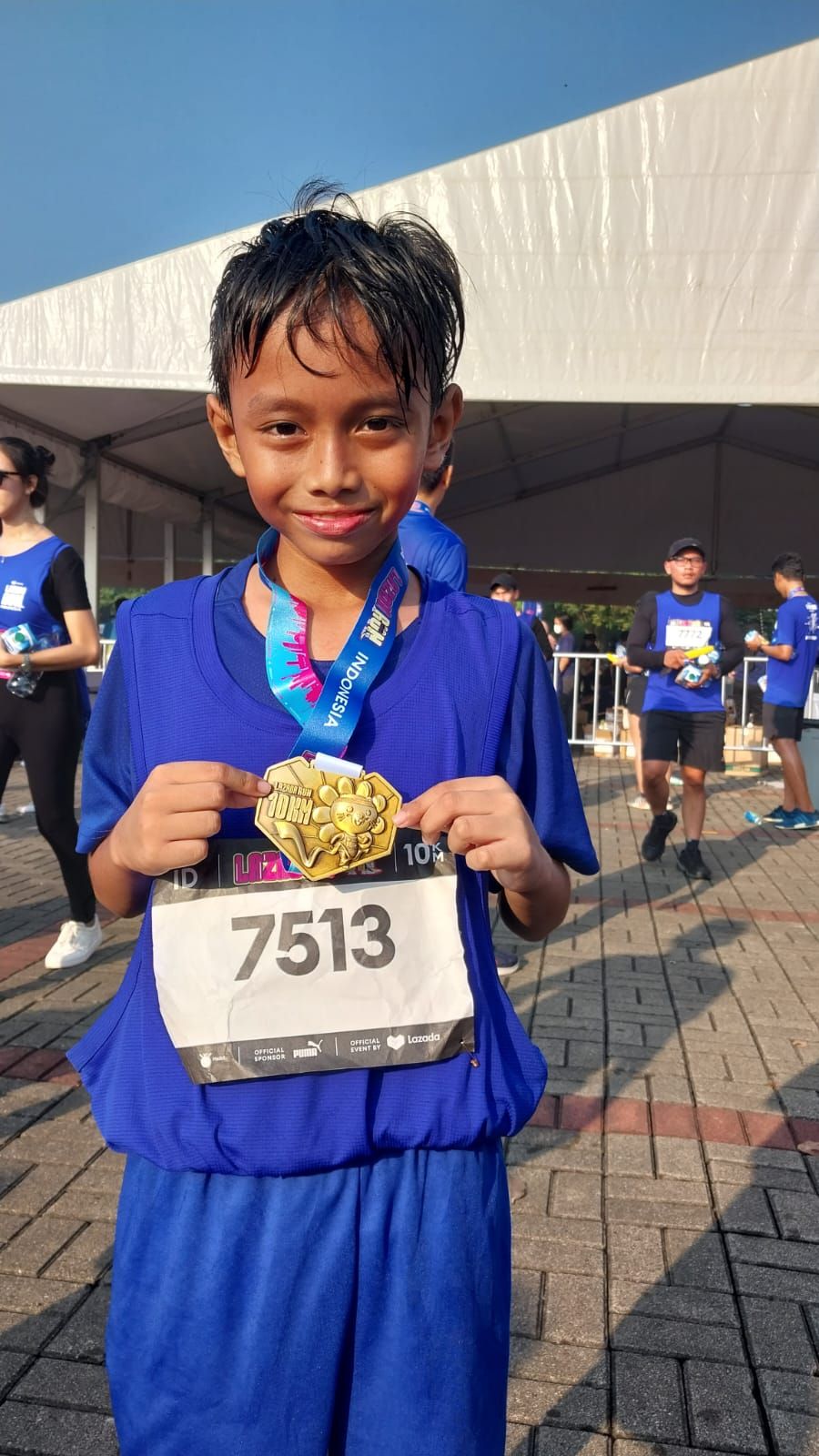 Alpharesa yang berusia 9 tahun, berhasil menyelesaikan lari 10 k di Lazada Run Indonesia 2023.