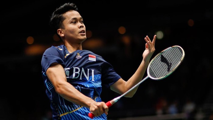 SINGAPORE, SINGAPORE - JUNE 09: Anthony Ginting of Indonesia competes in the Mens Singles quarter-final match against Li Shifeng of China on day four of the Singapore Open 2023 at Singapore Indoor Stadium on June 9, 2023 in Singapore. (Photo by VCG/VCG via Getty Images)