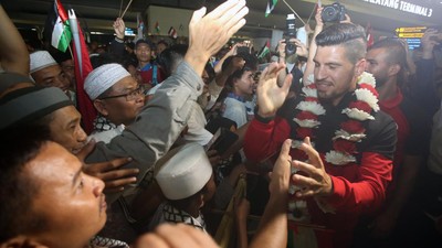 Antusias Pendukung Sambut Timnas Palestina di Bandara Soetta