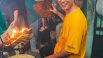 Momen Baim Wong Ikut Layani Pengunjung di Warung Sate Maranggi
