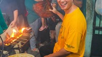 Bahkan Baim Wong tak gengsi untuk turun langsung melayani pelanggan. Seperti yang terlihat pada foto ini, ia membantu membakar sate. Foto: Instagram @baimwong