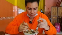 Baim Wong kembali ramai jadi perbincangan lantaran batal menunaikan ibadah haji. Padahal saat itu, Baim Wong sudah berada di dalam pesawat menuju Mekkah. Foto: Instagram @baimwong