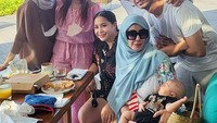 Tak ketinggalan momen Baim Wong saat diajak liburan oleh keluarga besar Raffi Ahmad. Saat di villa, mereka pun menikmati hidangan bersama. Foto: Instagram @baimwong